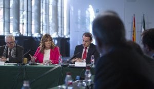 José Sánchez Maldonado, Susana Díaz y Javier González de Lara, durante la sesión inaugural de la mesa de la construcción. ::                             SUR