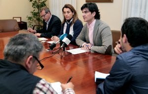 Los concejales de Puerto (Salido), Presidencia (Cifrián) y Playas (Serrano), ayer en rueda de prensa. :: J. J. B.