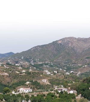 Viviendas construidas en el campo en el municipio de Frigiliana. :: E. C..