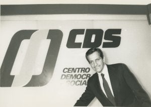Adolfo Suárez posa tras las elecciones generales de 1989 en la sede del CDS. ::
R. C.