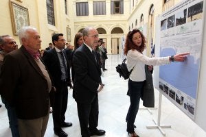 La arquitecta Lorena Garzarán explica el proyecto al alcalde de Málaga. :: Carlos Moret