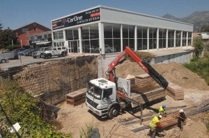 Operarios trabajan en la reposición del muro de contención de Arroyo Segundo. :: Josele-Lanza