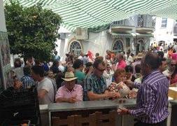 Durante la jornada se repartieron dos mil kilos de nísperos y vino. :: e. c.