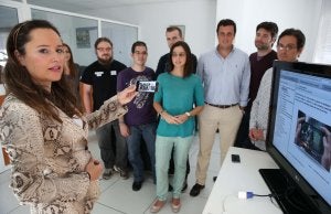 Fátima Acién, en primer plano, junto al equipo de ingenieros de Arpa Solutions. :: fernando gonzález