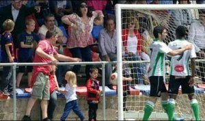La aficionada, en el centro de la imagen, dirigiéndose al jugador del Racing. :: twitter
