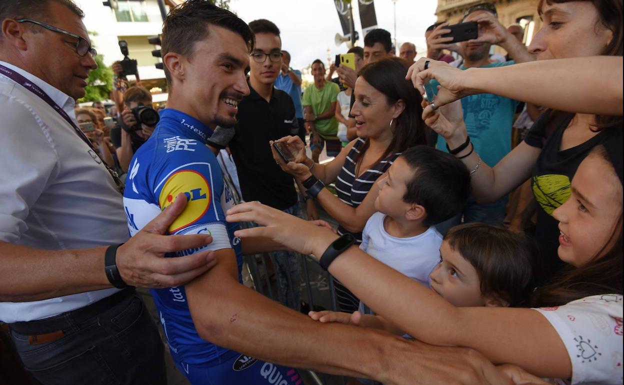 Julian Alaphillippe con el público durante la presentación oficial de los equipos en el Boulevard. 