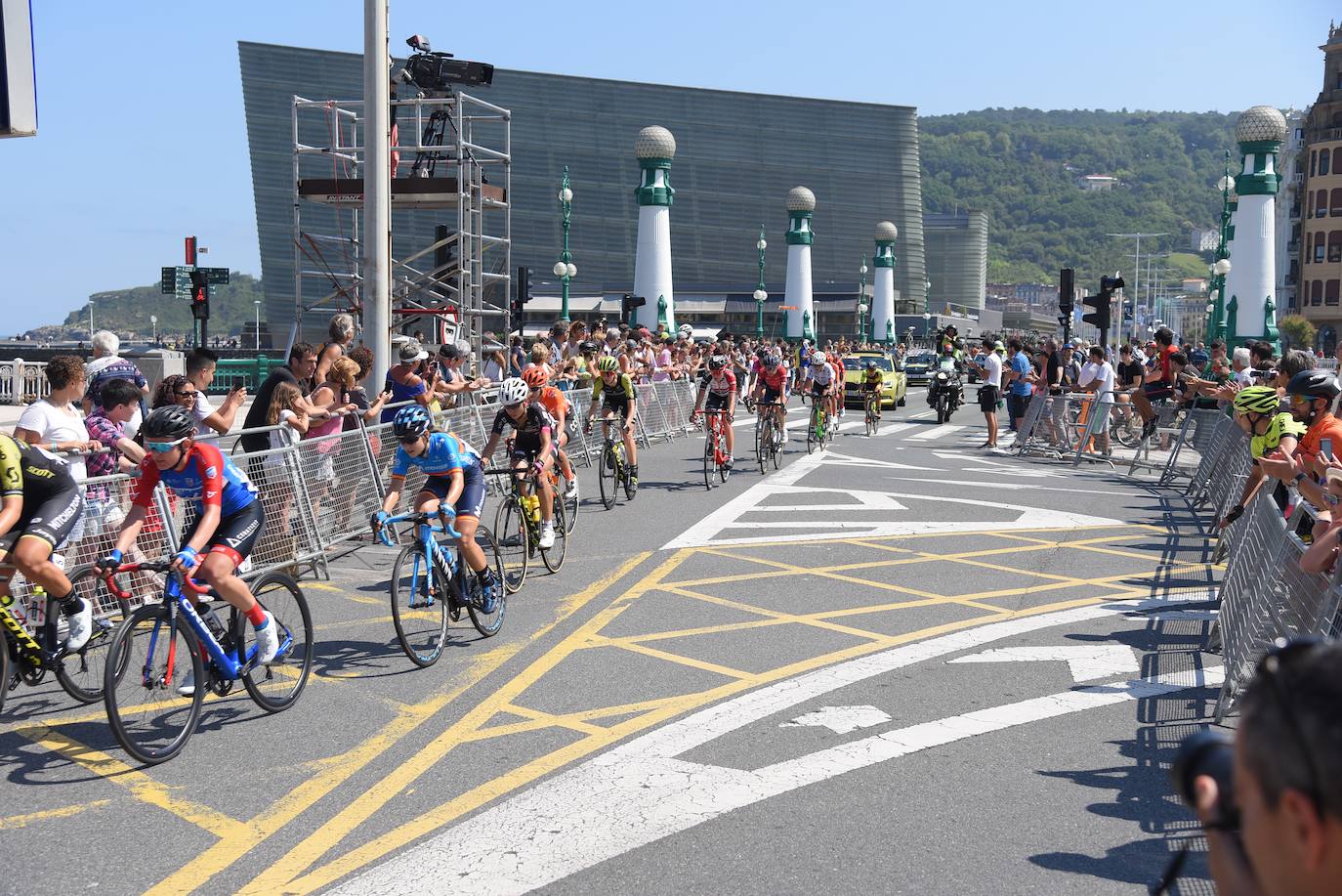 Emoción por todo lo alto en la disputa de la primera edición femenina de la Clásica de San Sebastián, con mucho público animando a las corredoras por todo el recorrido