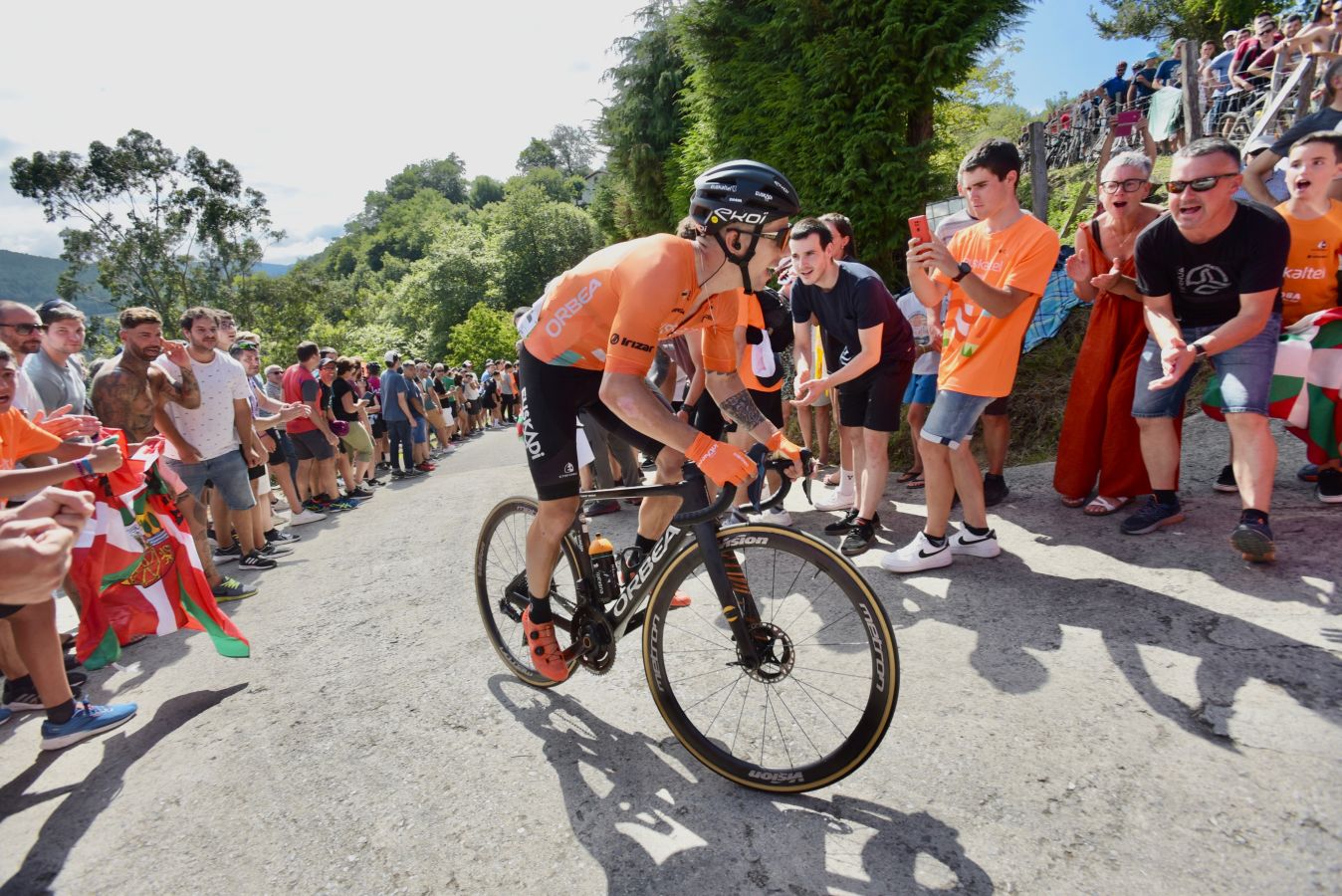 Con 212 kilómetros en las piernas y rampas de hasta el 19%, los ciclistas de la Clásica San Sebastián han tenido que hacer frente a la exigente subida de Igeldo