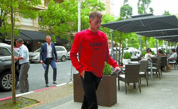 Adnan Januzaj regresa a su hotel tras firmar su contrato con la Real en las oficinas de Anoeta./ARIZMENDI