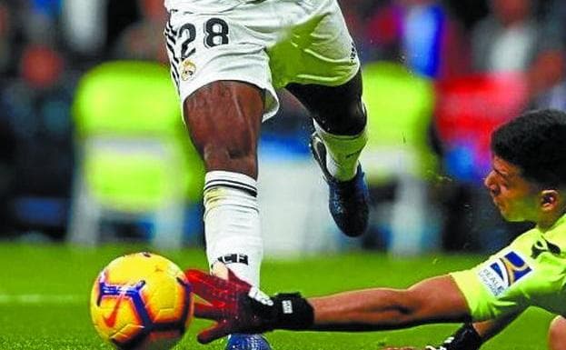 Imagen colgada por Rulli en el que se ve cómo toca el balón. 