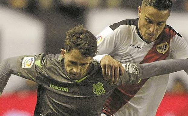 Januzaj intenta zafarse de Trejo en el partido de ayer en Vallecas. 