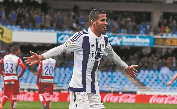 Jonathas celebra un gol al Granada en Anoeta, en 2016.