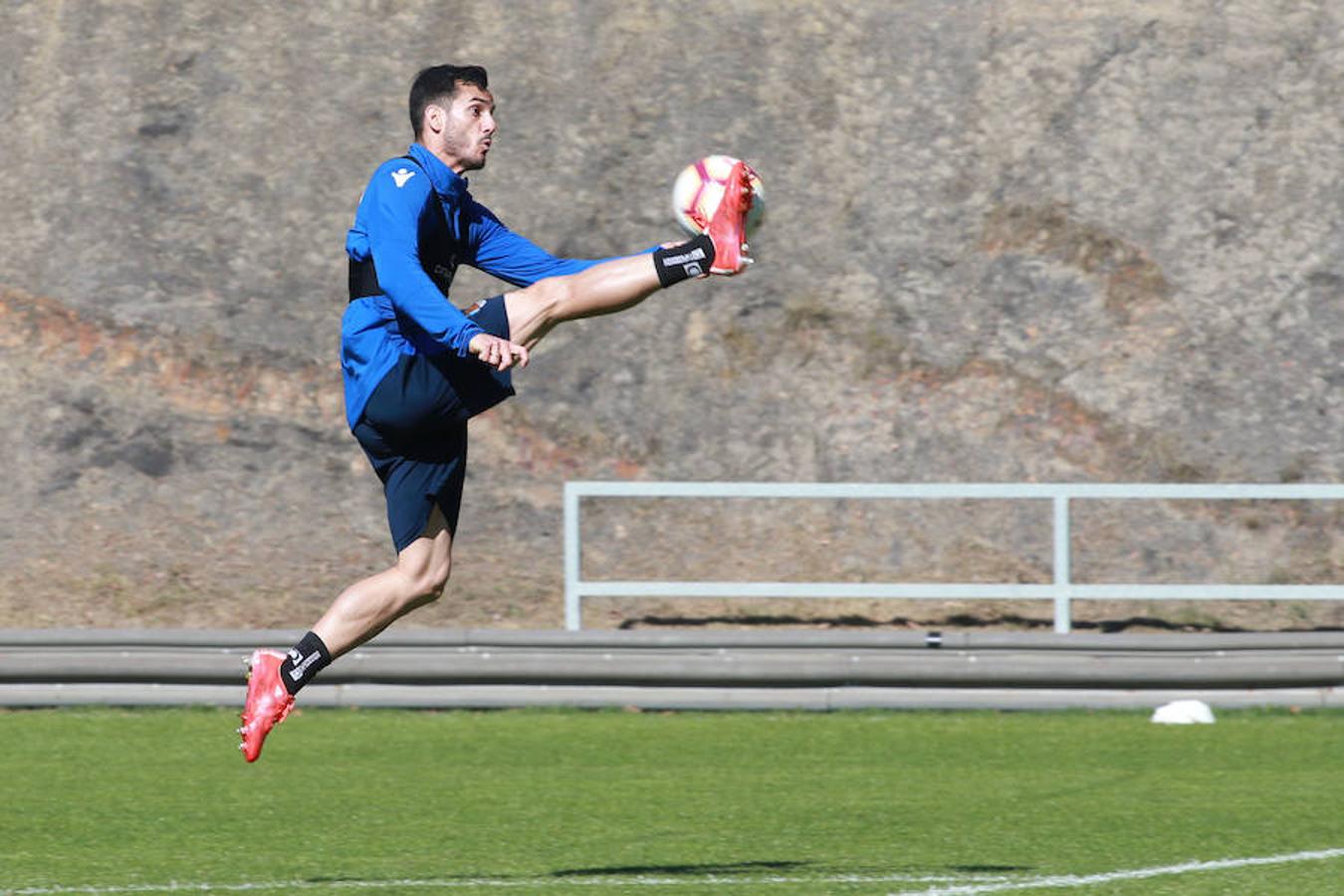 La Real Sociedad ha completado esta mañana una sesión en la que Imanol y su staff técnico han dispuesto una yincana con diferentes ejercicios. Se han ejercitado sobre el césped del Z7. Zaldua, Gorosabel, Bautista, Pardo, Theo, Luca, Sandro, Aritz, Juanmi, Moyá y Rulli . Además de los canteranos Andoni Zubiaurre, Aihen Muñoz, Ander Guevara y Ander Barrenetxea, aunque este último ha abandonado la sesión tras la ya mencionada yincana.