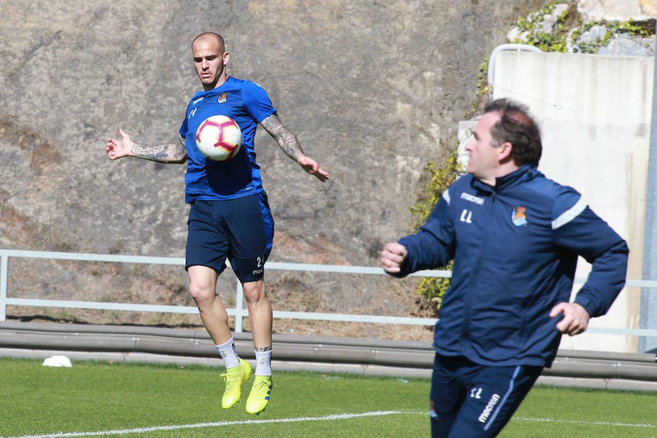 La Real Sociedad ha completado esta mañana una sesión en la que Imanol y su staff técnico han dispuesto una yincana con diferentes ejercicios. Se han ejercitado sobre el césped del Z7. Zaldua, Gorosabel, Bautista, Pardo, Theo, Luca, Sandro, Aritz, Juanmi, Moyá y Rulli . Además de los canteranos Andoni Zubiaurre, Aihen Muñoz, Ander Guevara y Ander Barrenetxea, aunque este último ha abandonado la sesión tras la ya mencionada yincana.