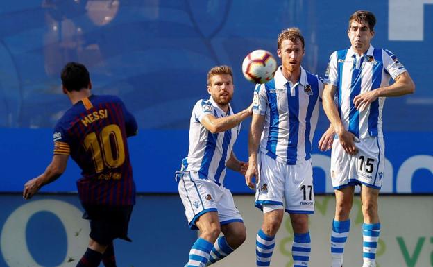 Messi lanza una falta durante el último encuentro disputado entre la Real y el Barça.