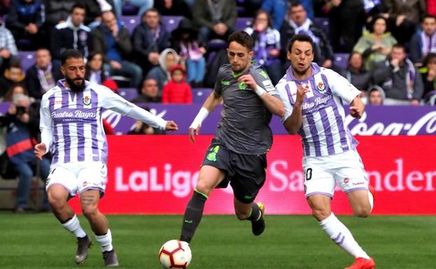 Verde y Óscar Plano persiguen a Januzaj en el partido entre el Valladolid y la Real Sociedad. 