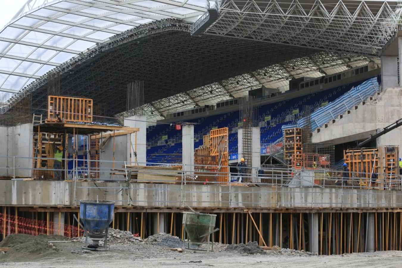 La construcción de la tribuna Norte toma velocidad de crucero y la estructura ya se apreciar desde el exterior del estadio. A vista de pájaro, la evolución de las obras en el último mes ha sido notable. Tras finalizar la construcción de la losa de cimentación del parking se procedió al hormigonado del hall de entrada de la tribuna Norte.