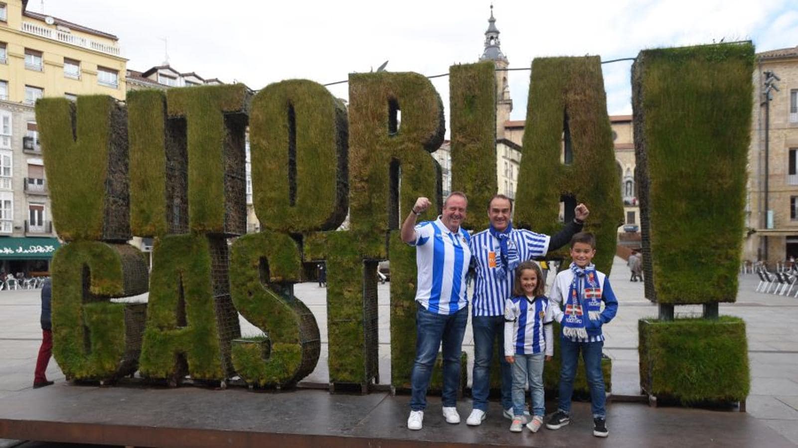 Numerosos afiicionados realistas se han acercado a Vitoria para animar a la Real Sociedad 