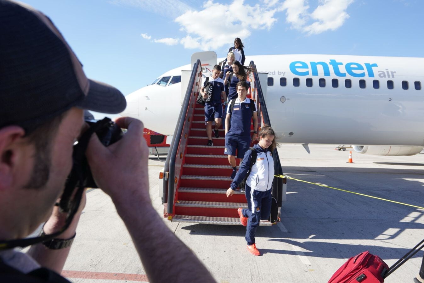 Las jugadoras de la Real Sociedad han puesto rumbo a Granada este viernes para enfrentarse el sábado al Atlético de Madrid en la final de la Copa de la Reina.