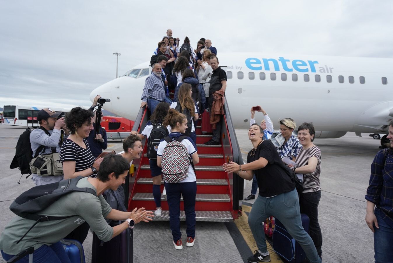 Las jugadoras de la Real Sociedad han puesto rumbo a Granada este viernes para enfrentarse el sábado al Atlético de Madrid en la final de la Copa de la Reina.