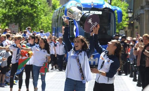 Sandra Ramajo y Nahikari García con la Copa de la Reina conquistada en Granada.