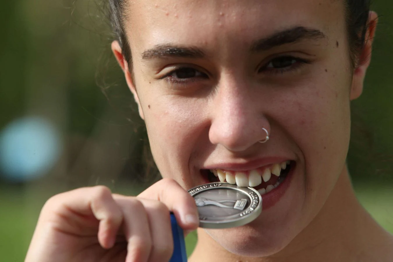 Nahikari García muerde la medalla de plata conseguida con la selección española en el Mundial sub 17 en el año 2014