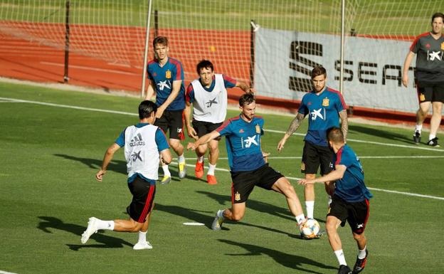 Diego Llorente y Mikel Oyarzabal, al fondo, durante el entrenamiento de la selección.