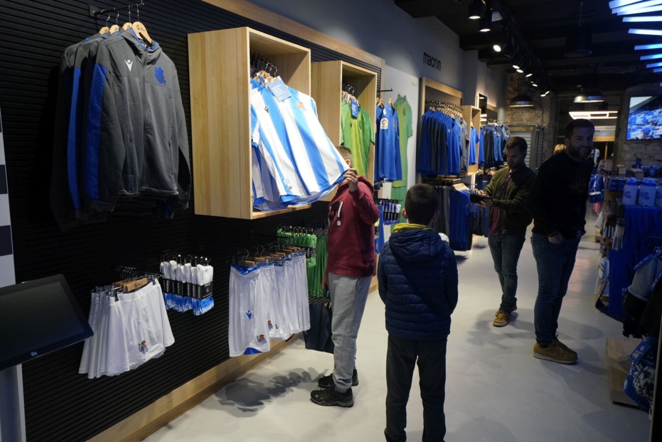 La Real pusó a la venta este viernes las camisetas de la próxima temporada. No ha habido el exito de otras veces, ya que la mayoría de los años ha sido sábado el día del lanzamiento. Pero los txuri-urdin que se han acercado a la tienda se han marchada satisfechos con las nuevas camisetas.