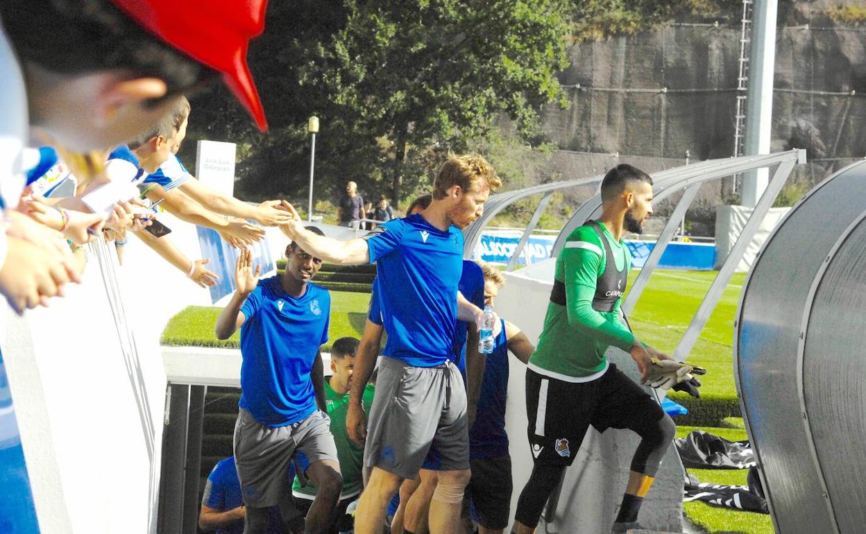 Los jugadores de la Real Sociedad han saludado a los aficionados que han acudido a Zubieta. 
