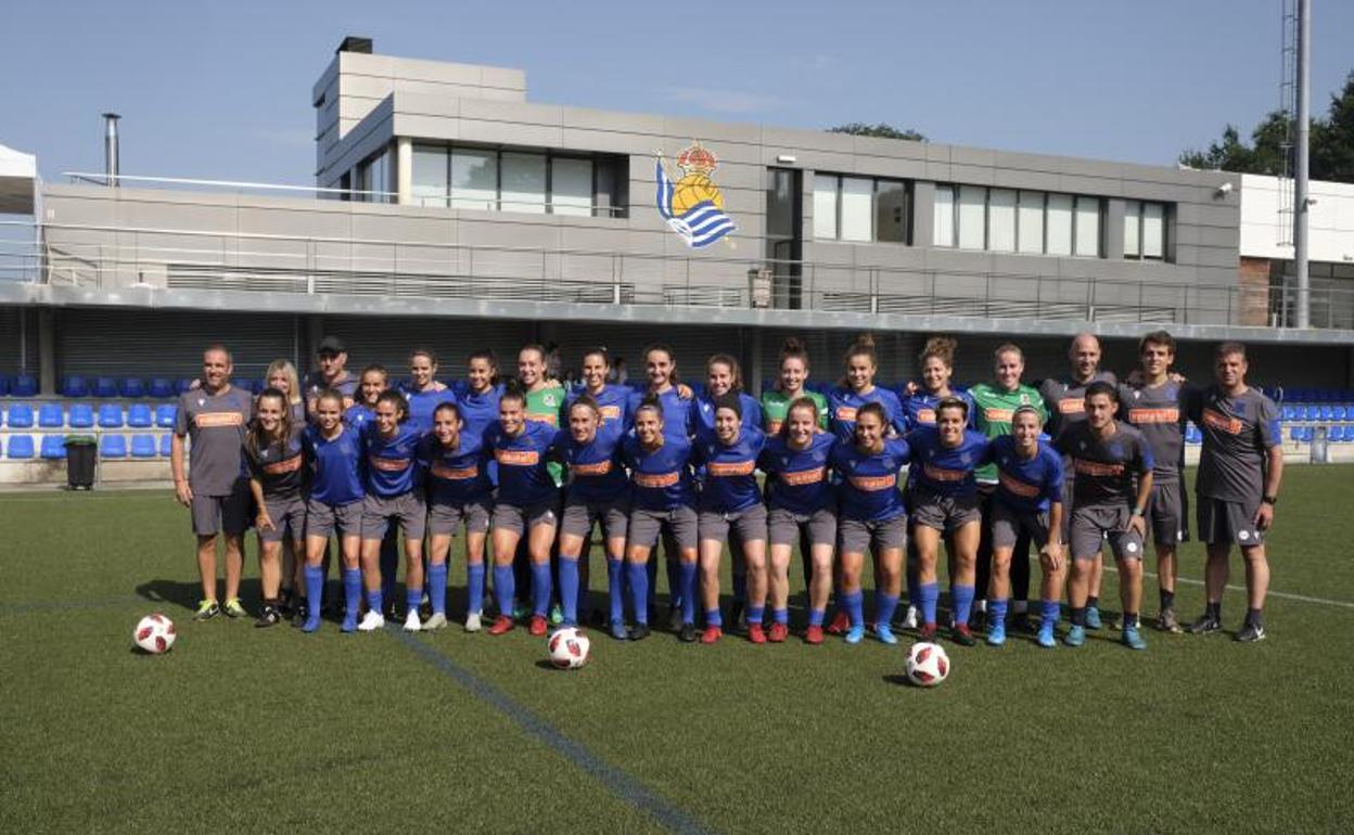 Las jugadoras y el cuerpo técnico al completo posan ayer en la vuelta a los entrenamientos para preparar la temporada 2019/20. 