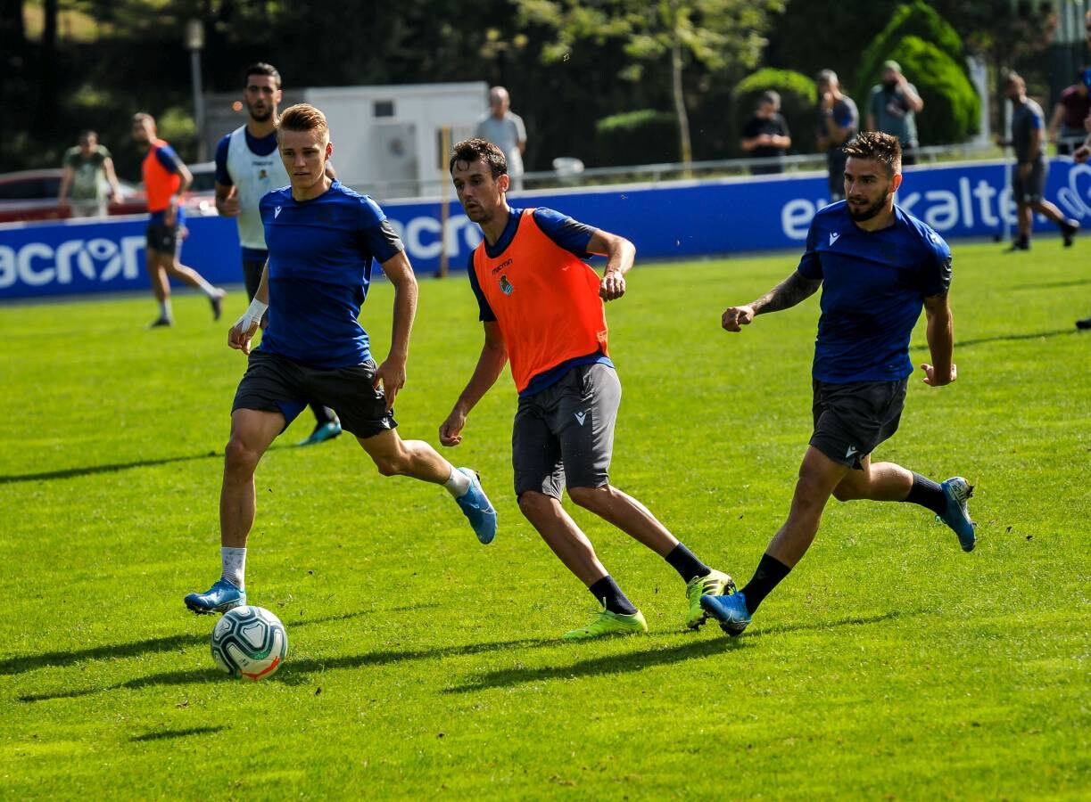 El equipo de Imanol Alguacil ha completado en Zubieta el primer entrenamiento de la semana. La novedad ha sido el regreso de Sagnan. 