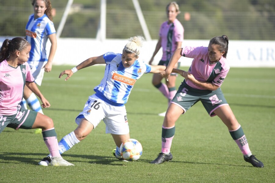 Dos goles de Nahikari han sido suficientes para sumar los tres primeros puntos de la temporada que, unidos a los dos empates de las primeras jornadas, aúpan al conjunto txuri-urdin hasta la séptima plaza de la tabla. 