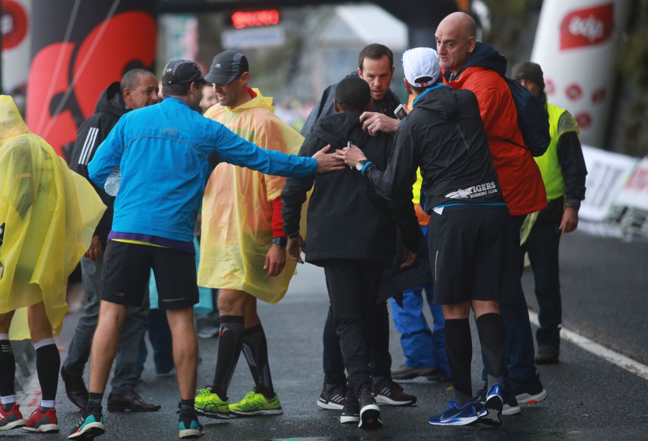 La lluvia, protagonista en la salida de esta carrera popular en la que Gebrselassie se ha dejado ver. 