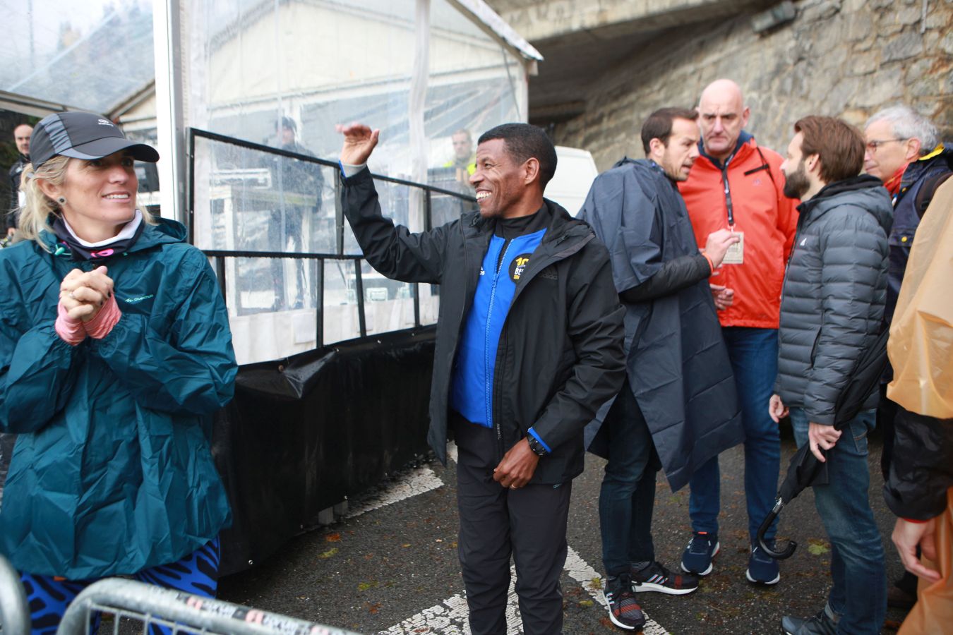 La lluvia, protagonista en la salida de esta carrera popular en la que Gebrselassie se ha dejado ver. 