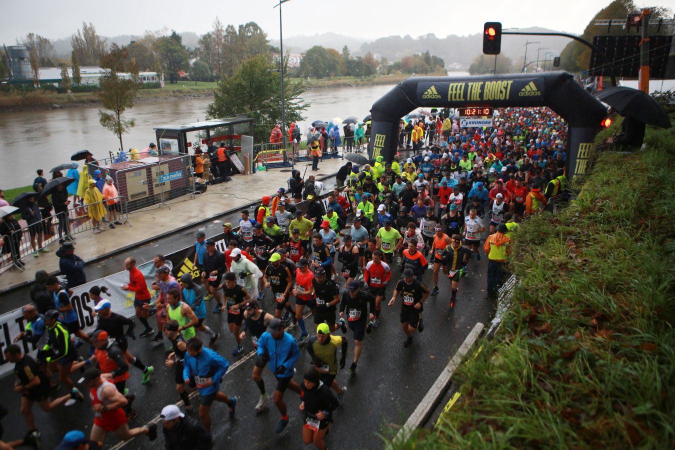 La lluvia, protagonista en la salida de esta carrera popular en la que Gebrselassie se ha dejado ver. 