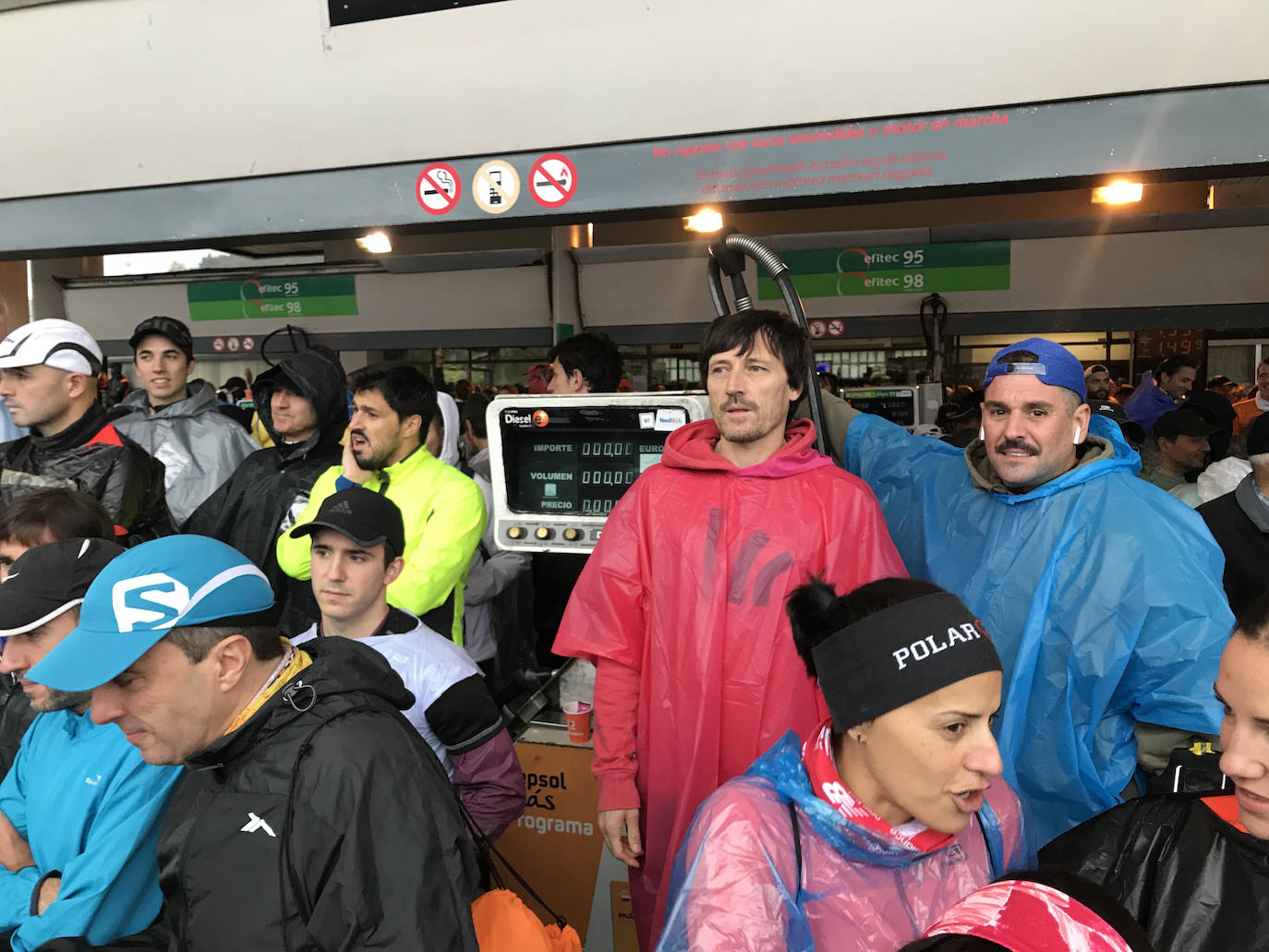 La lluvia, protagonista en la salida de esta carrera popular en la que Gebrselassie se ha dejado ver. 