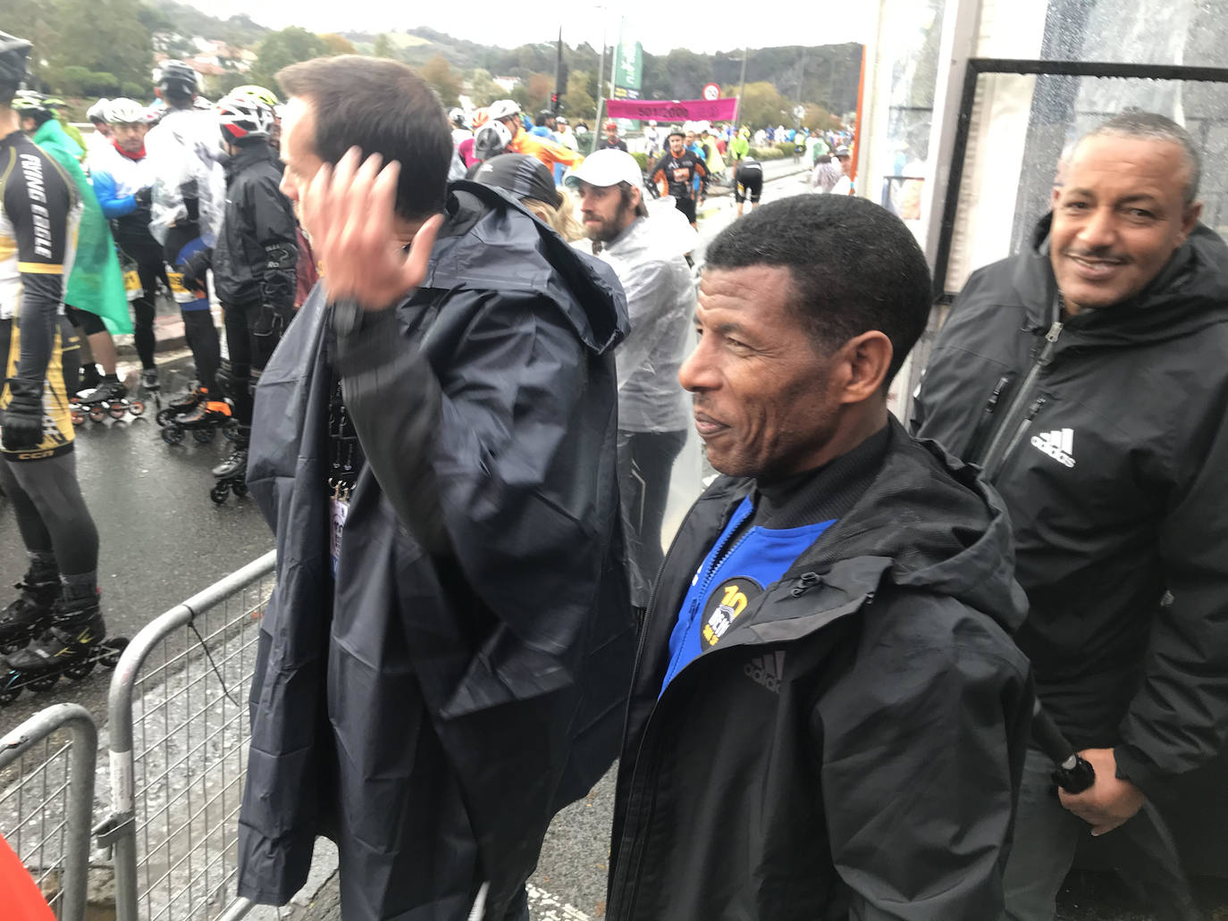 La lluvia, protagonista en la salida de esta carrera popular en la que Gebrselassie se ha dejado ver. 