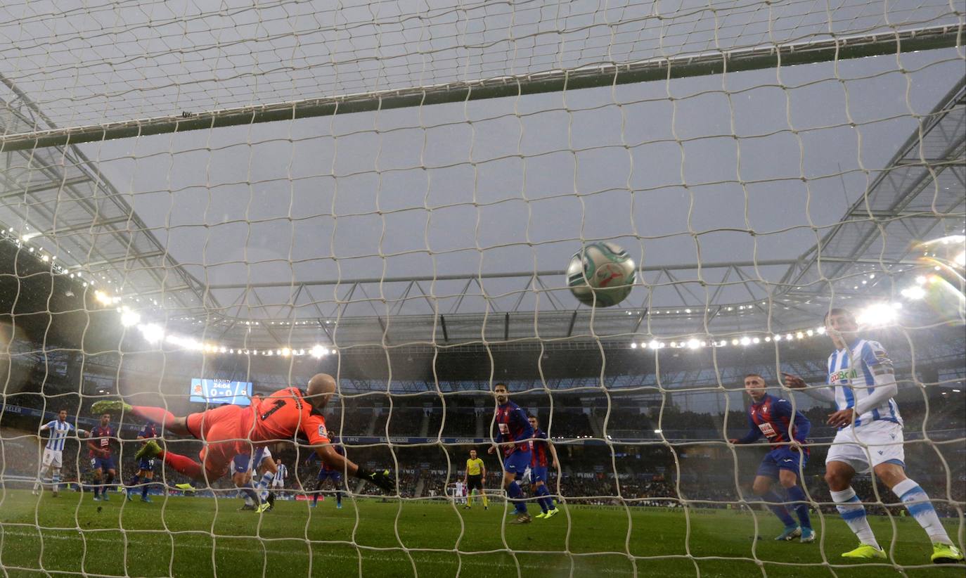 La Real Sociedad vence 4-1 al Eibar en el Reale Arena. 