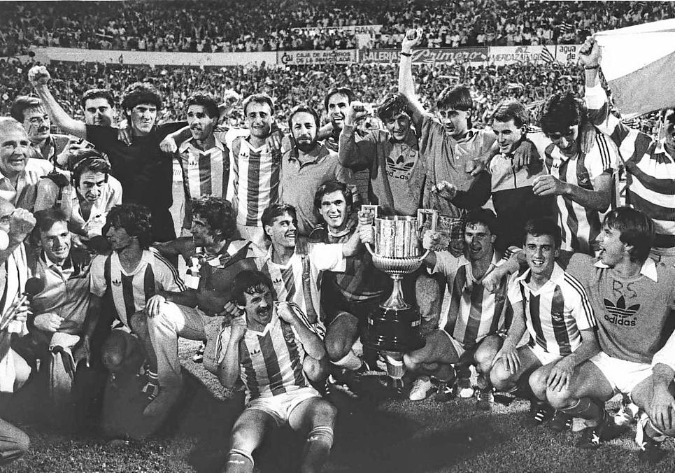 Los jugadores del Real posan con el trofeo en el césped de La Romareda.