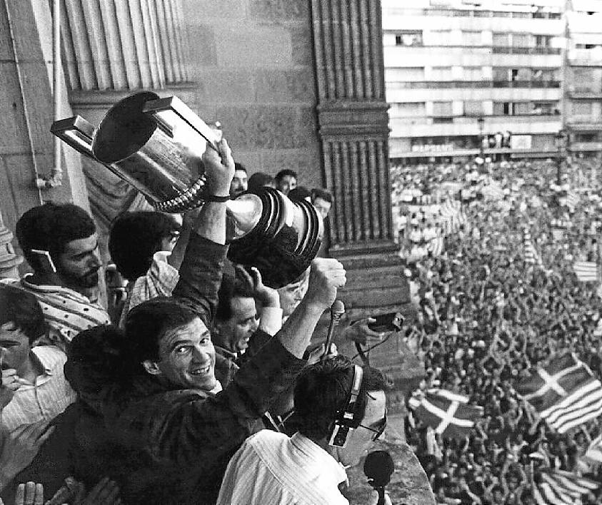 Arconada ofrece el trofeo a los aficionados en Alderdi Eder.