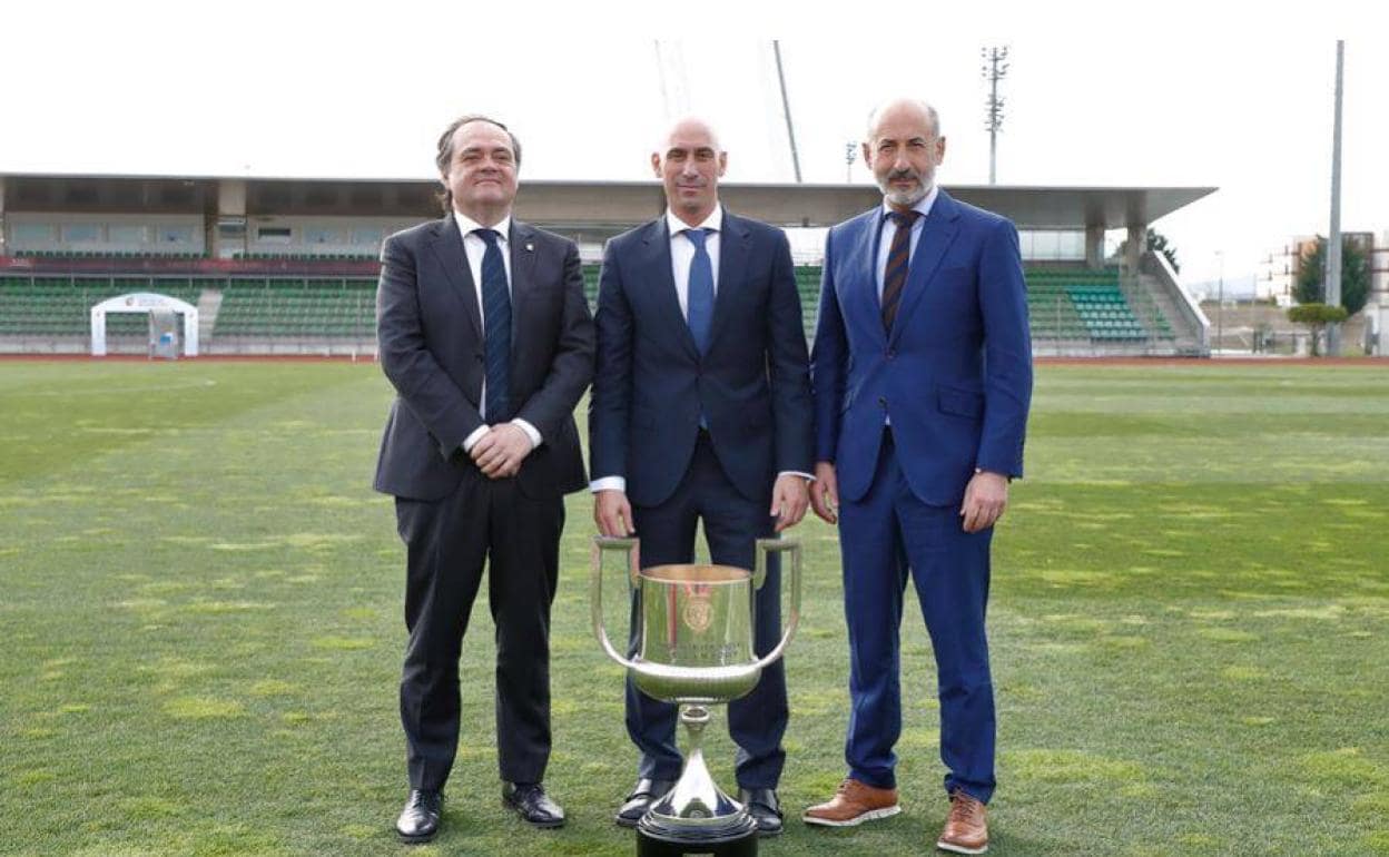 Aperribay, Rubiales y Elizegi posan con la Copa del Rey.