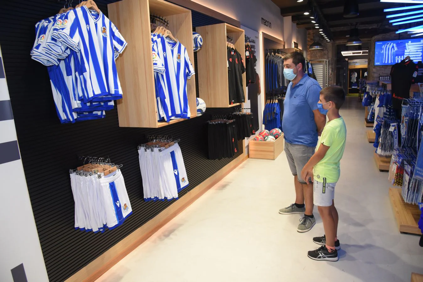 La Real Sociedad ha puesto a la venta desde esta misma mañana sus dos nuevas indumentarias de cara a la próxima temporada. 