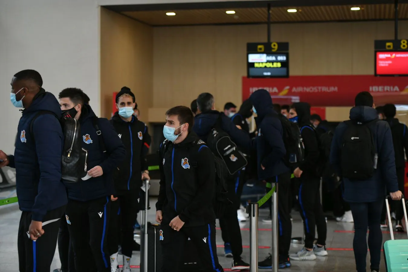 La expedición de la Real Sociedad ya se encuentra en tierras italianas tras despegar esta mañana del aeropuerto de Pamplona con la ausencia de dos de sus estrellas: Silva y Oyarzabal 