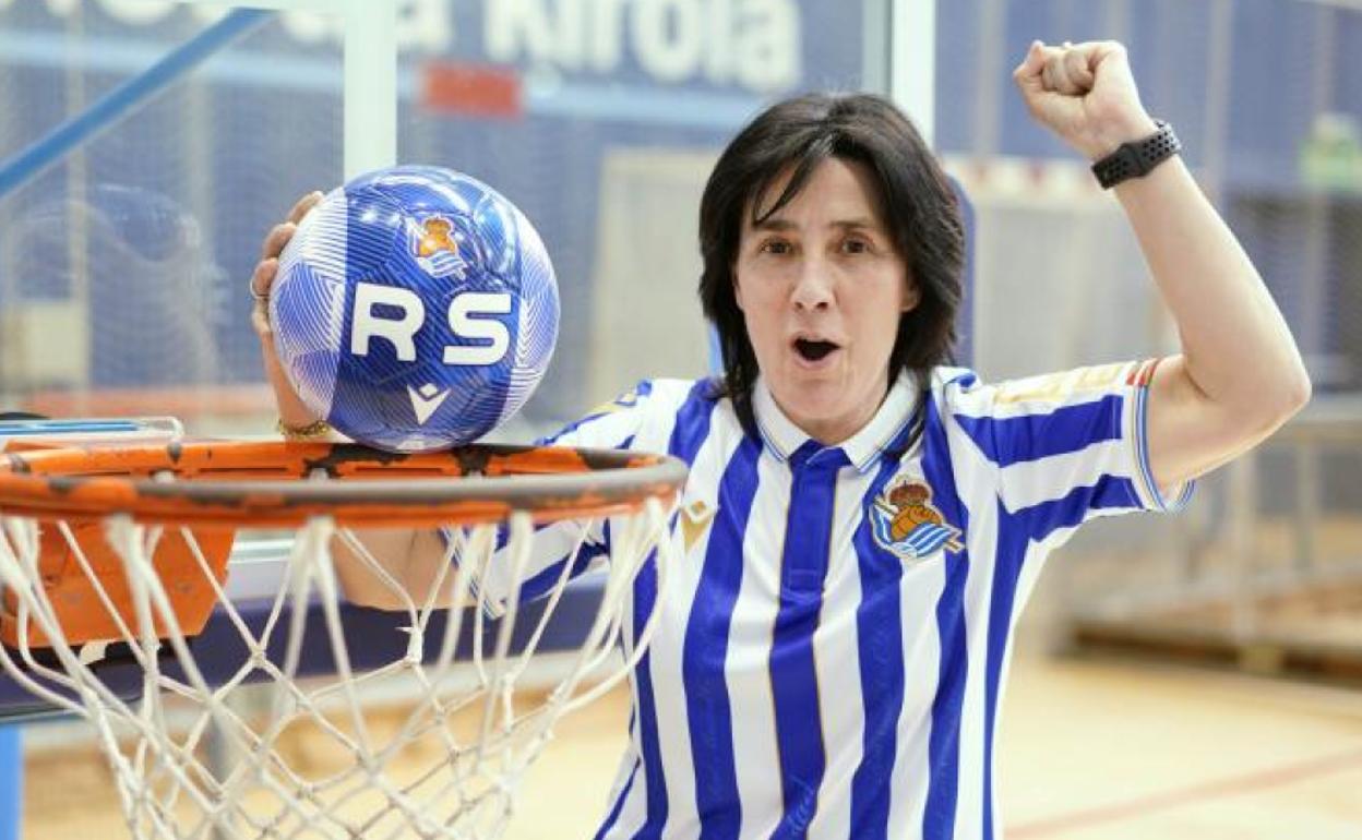 Azu Muguruza, entrenadora del IDK Euskotren, simula y celebra un mate con la camiseta especial de una Copa que vivirá con mucha pasión al ser también la madre de Ander Barrenetxea. 