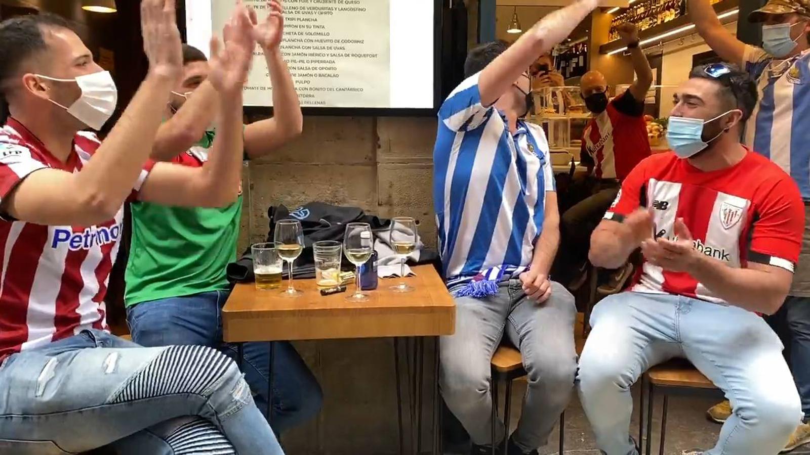 Multitud de aficionados han salido a la calle luciendo los colores de la Real Sociedad en un día que puede ser histórico