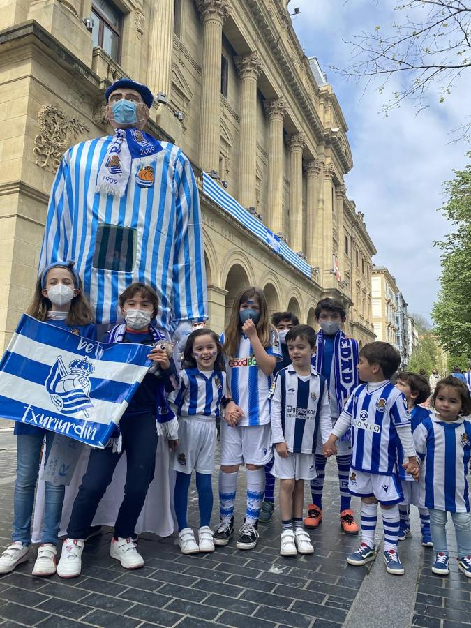 Multitud de aficionados han salido a la calle luciendo los colores de la Real Sociedad en un día que puede ser histórico