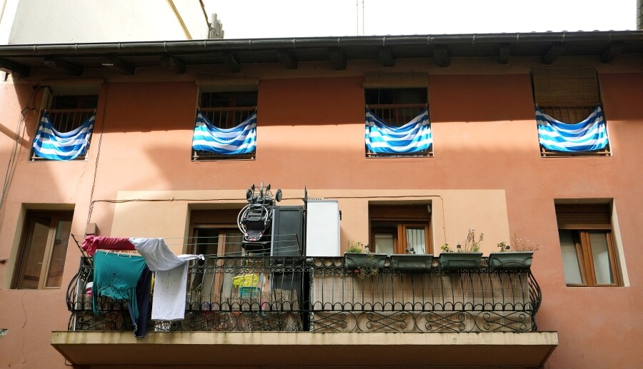 Seguidores de Errenteria, Lezo e Irun, entre otros, pintas las calles de los colores txuri urdin. 