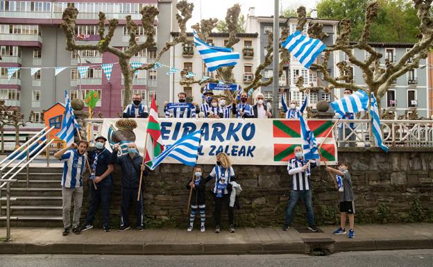 Aficionados de la Real celebran en Eibar el título.