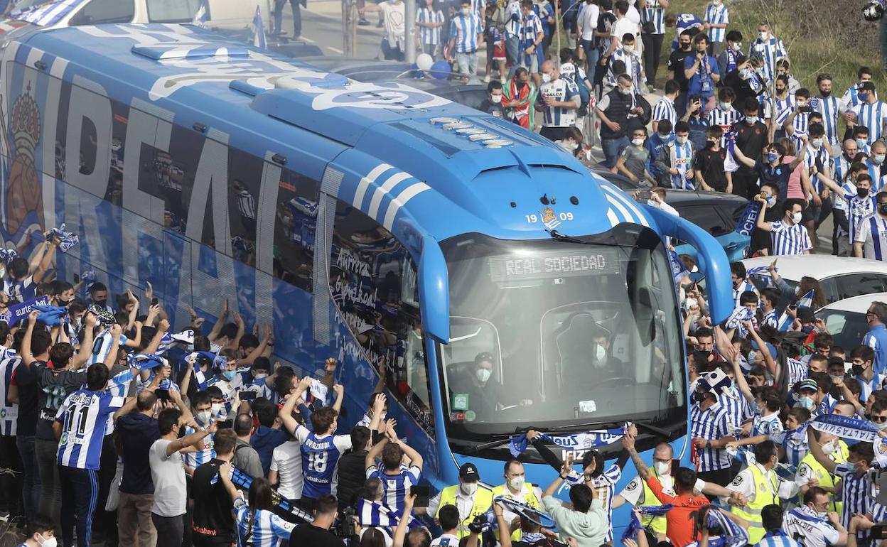 Aficionados se agolpan en torno al autobús de la Real Sociedad.