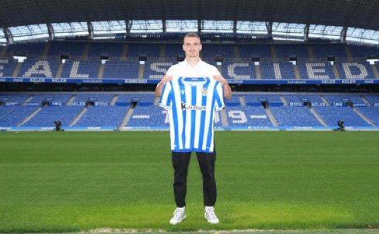 Peter Pokorný posa con su nueva camiseta en el Reale Arena. 